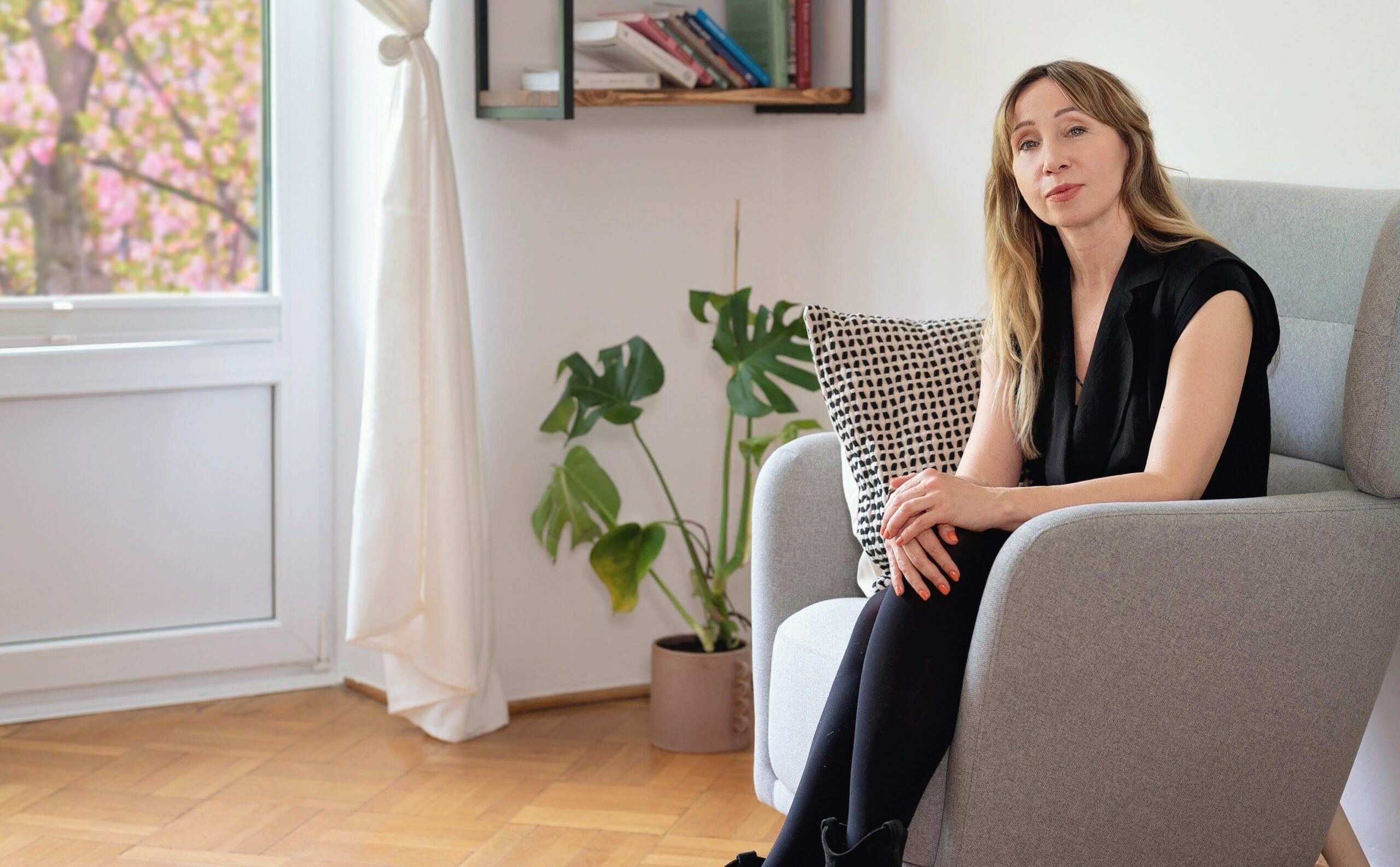 Zdjęcie sekcji powitalnej - Irena na tle gabinetu